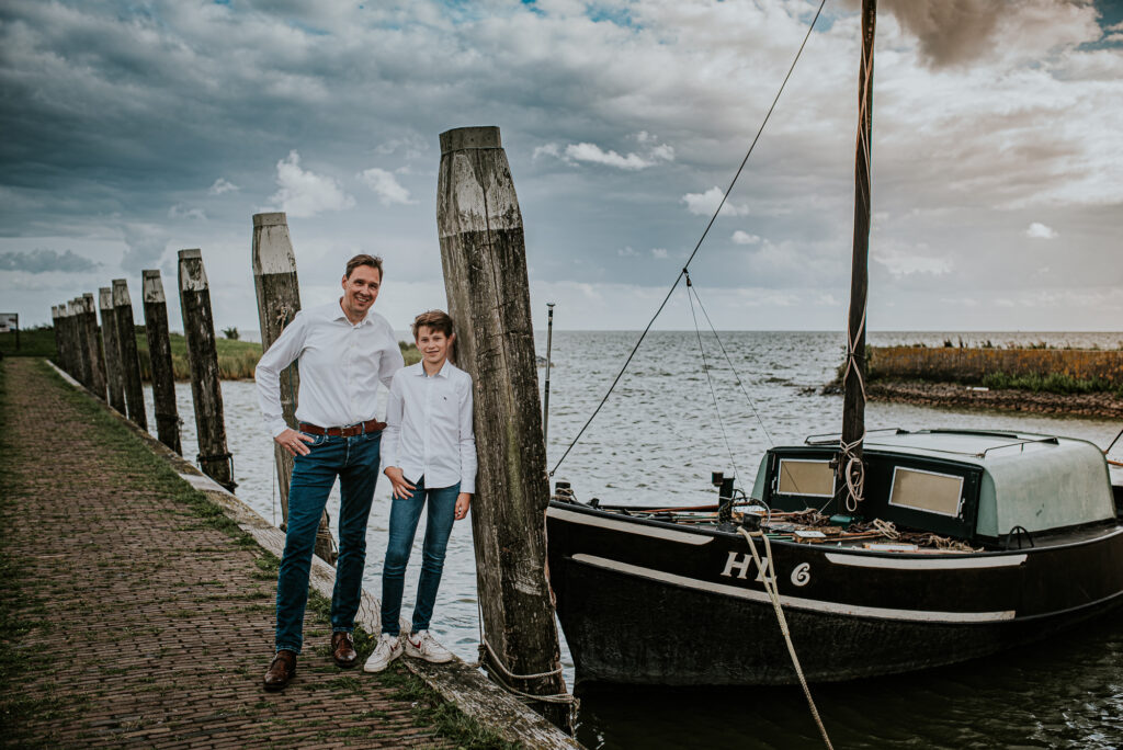 Fotograaf Gaasterland. Gezinsportret bij het haventje van Laaksum/Laaxum door Nickie Fotografie uit Friesland.