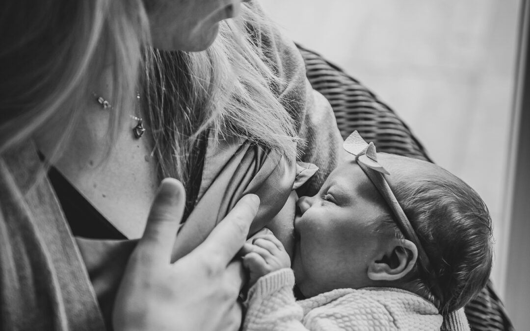 Lifestyle newbornfotografie door fotograaf Nickie Fotografie. Moeder geeft haar baby borstvoeding.