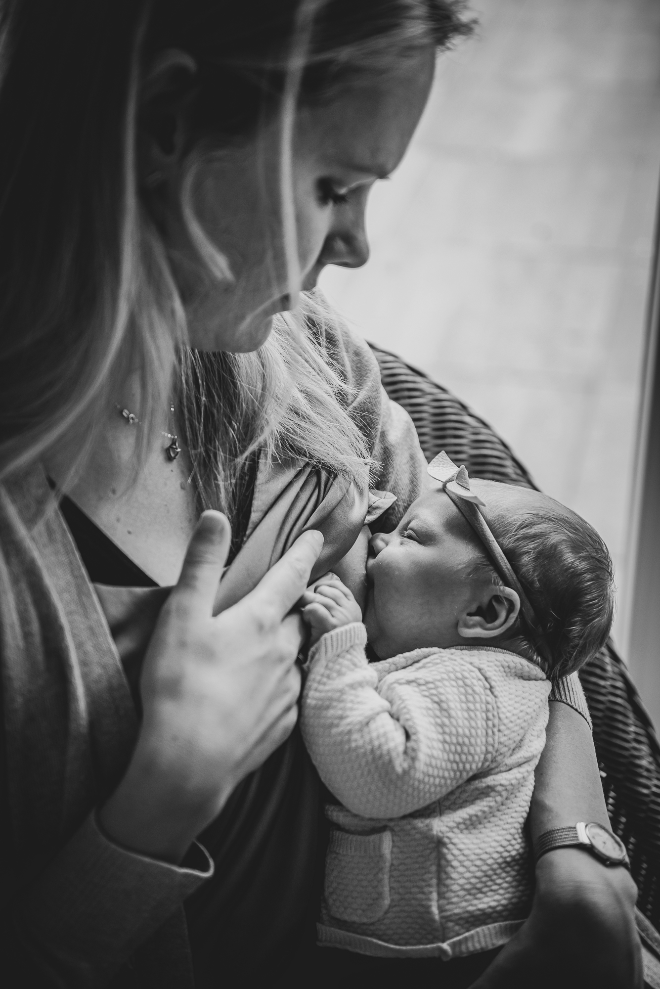 Lifestyle newbornfotografie door fotograaf Nickie Fotografie. Moeder geeft haar baby borstvoeding.
