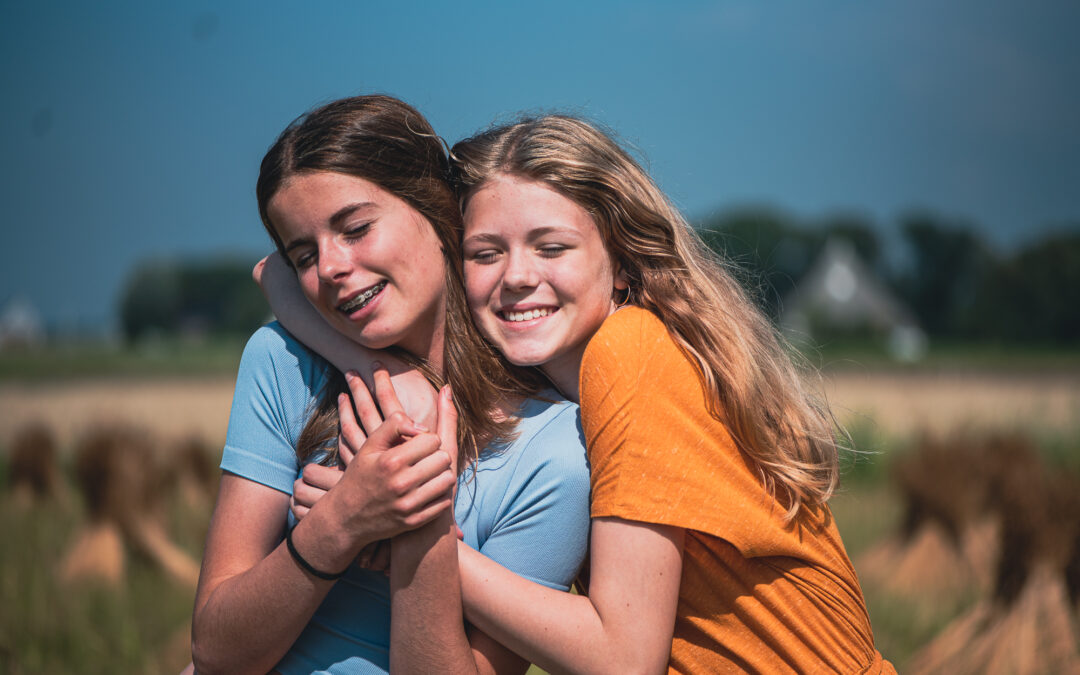 Vriendinnen modeshoot Friesland door fotograaf Nickie Fotografie uit Dokkum. Twee knuffelende vriendinnen.