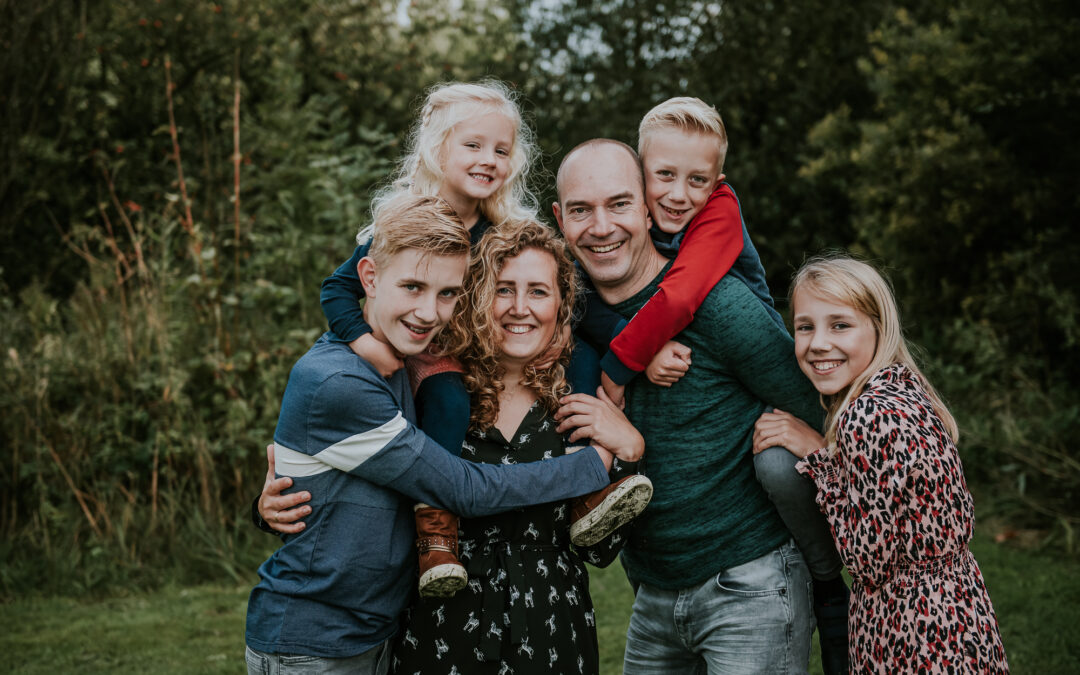 Fotograaf Friesland. Gezellig knuffelend gezinsportret bij Rinsma Pole door Nickie Fotografie.