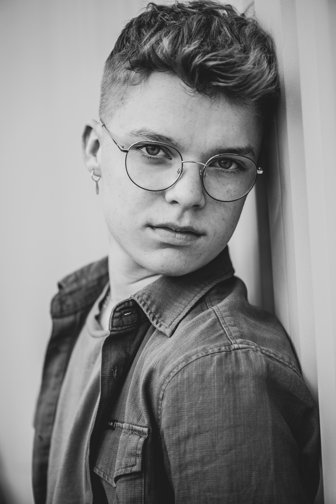 Urbex modeshoot Friesland door fotograaf Nickie Fotografie uit Dokkum. Serieus portret in het Zwart=sit.