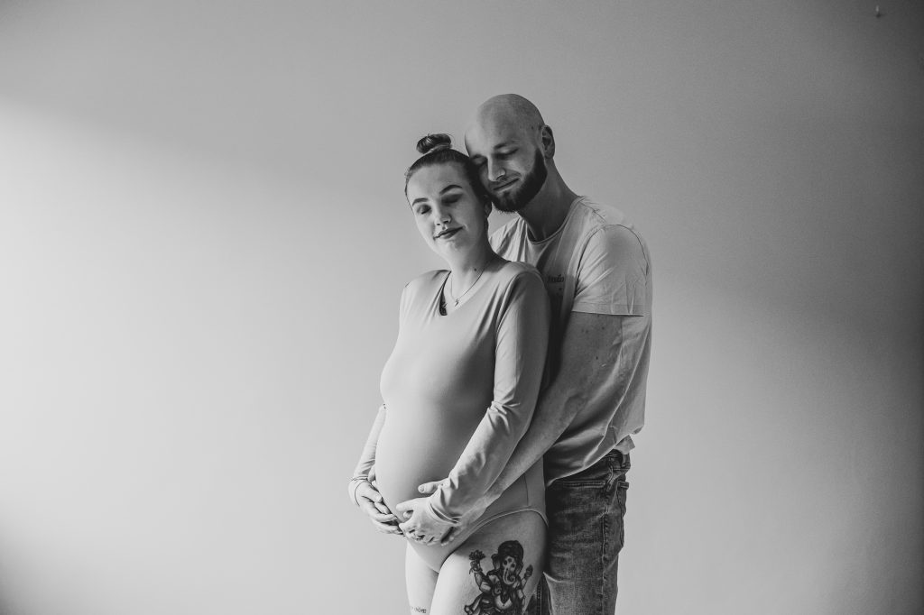 Zwart-wit zwangerschapsfotoshoot met partner door zwangerschapsfotograaf Nickie Fotografie uit Dokkum.