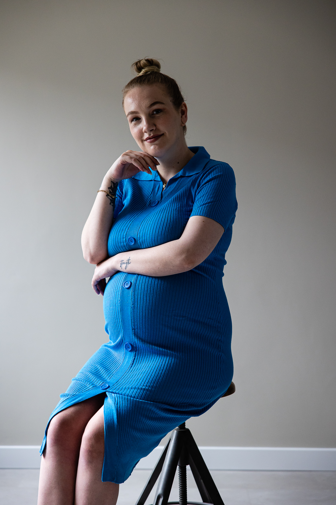Zwangerschapsshoot in blauwe jurk op kruk door zwangerschapsfotograaf Nickie Fotografie uit Friesland.