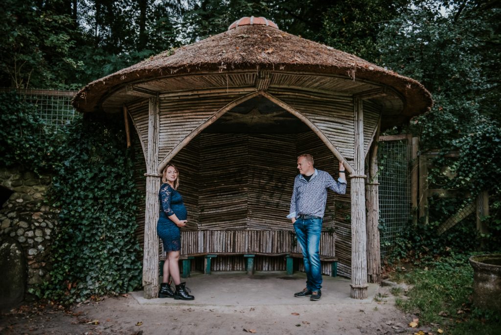 Zwangerschapsfotografie in houten prieeltje te Tietjerk, Friesland, door fotograaf Nickie Fotografie.