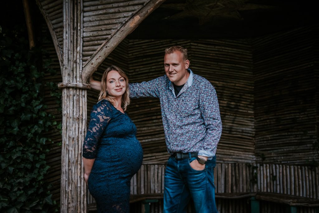 Bolle buik fotografie in prachtig houten prieeltje met partner in Friesland door zwangerschapsfotograaf NIckie Fotografie uit Dokkum.