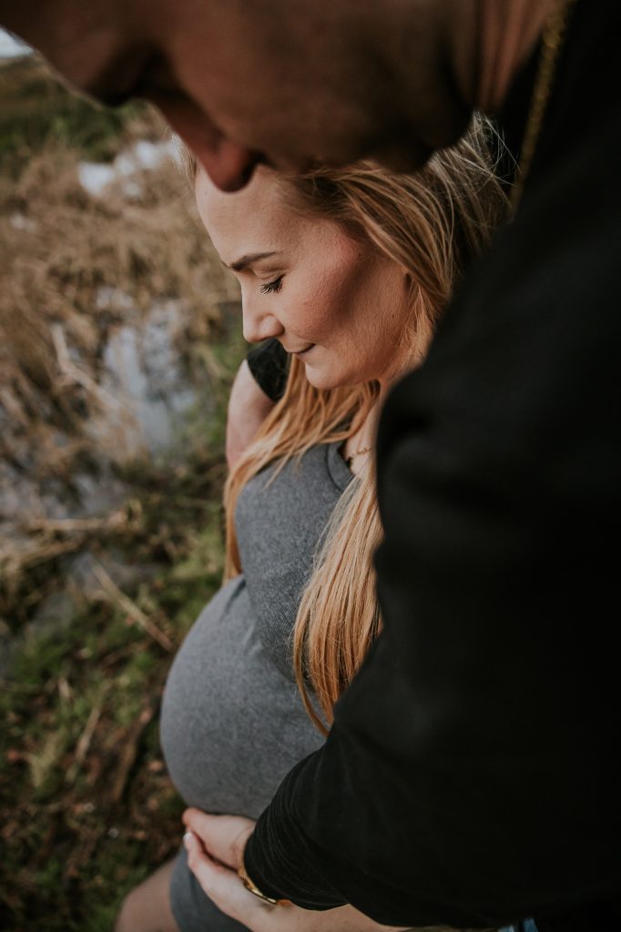 Zwanger van een tweeling. Bolle buit shoot met partner door fotograaf Nickie Fotografie uit Dokkum, Friesland.