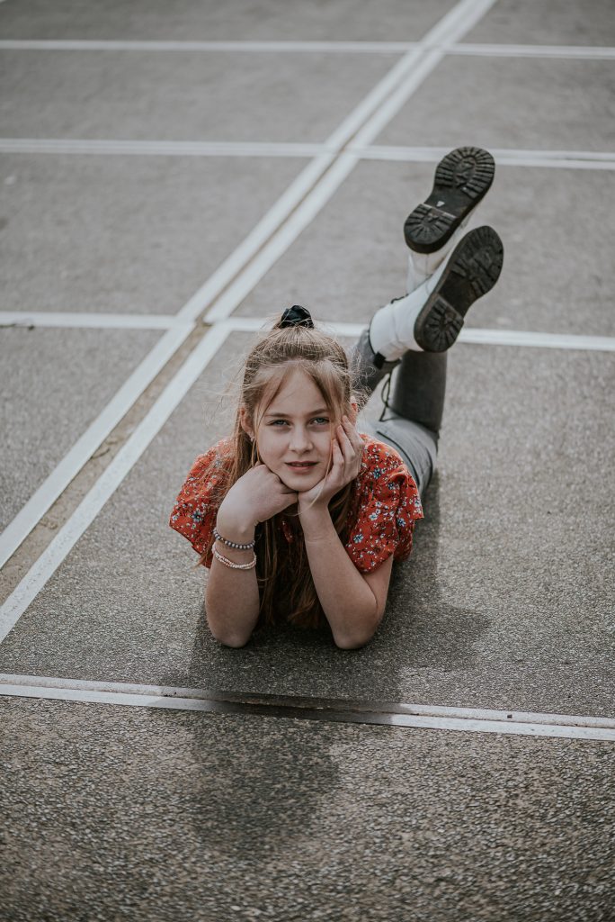 Tienershoot liggend op de grond door fotograaf NIckie Fotografie.