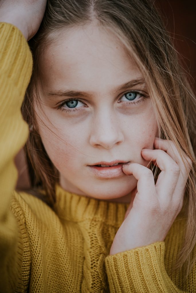 modeshoot Friesland, Dokkum, door fotograaf Nickie Fotografie. Close-up portret van meisje in gele trui.