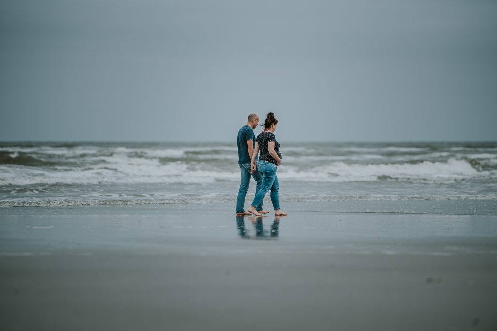 Zwangerschapsreportage op het strand door fotograaf Nickie Fotografie uit Dokkum, Friesland.