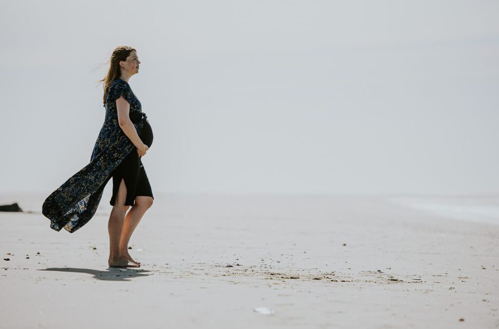 Zwangerschapsshoot op het strand van Schiermonnikoog