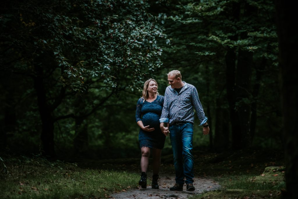 Zwangersschapsshoot met partner in Friesland door fotograaf NIckie Fotografie uit Dokkum.