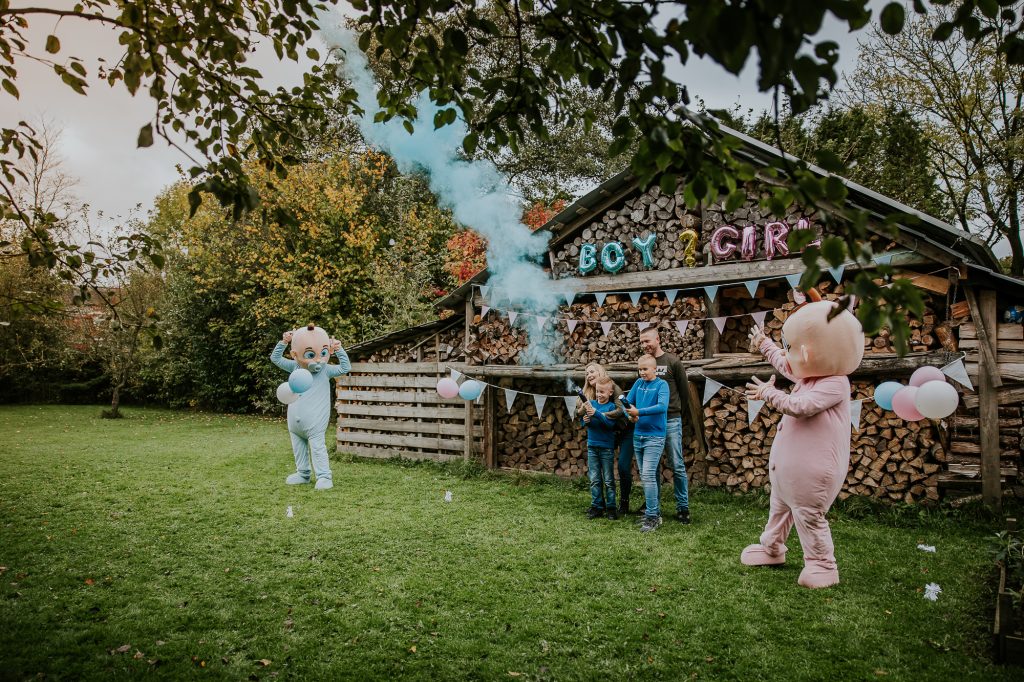 Fotoshoot gender reveal party door fotograaf Nickie Fotografie uit Dokkum, Friesland.