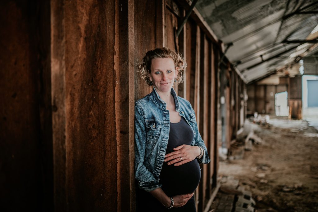 Fotosessie zwangere buik in urban omgeving door fotograaf Nickie Fotografie uit Friesland