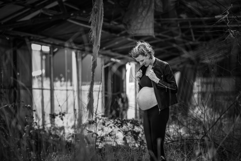 Urbex fotoshoot van zwangere buik door fotograaf Nickie Fotografie uit Dokkum, Friesland