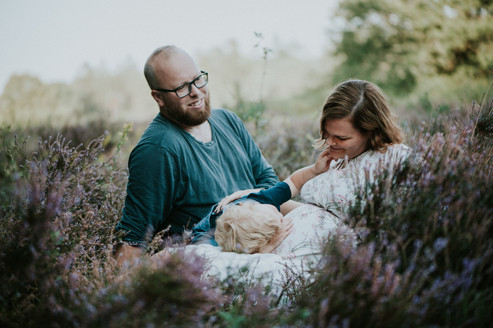 Bollebuikfotografie op de heide met zoontje en partner door zwangerschapsfotograaf Nickie Fotografie.