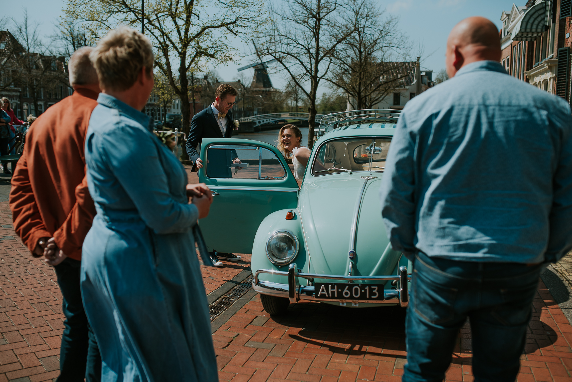 Aankomst van het bruidspaar bij het stadhuis van Dokkum. Bruidsfotografie Friesland door bruidsfotograaf Nickie Fotografie.
