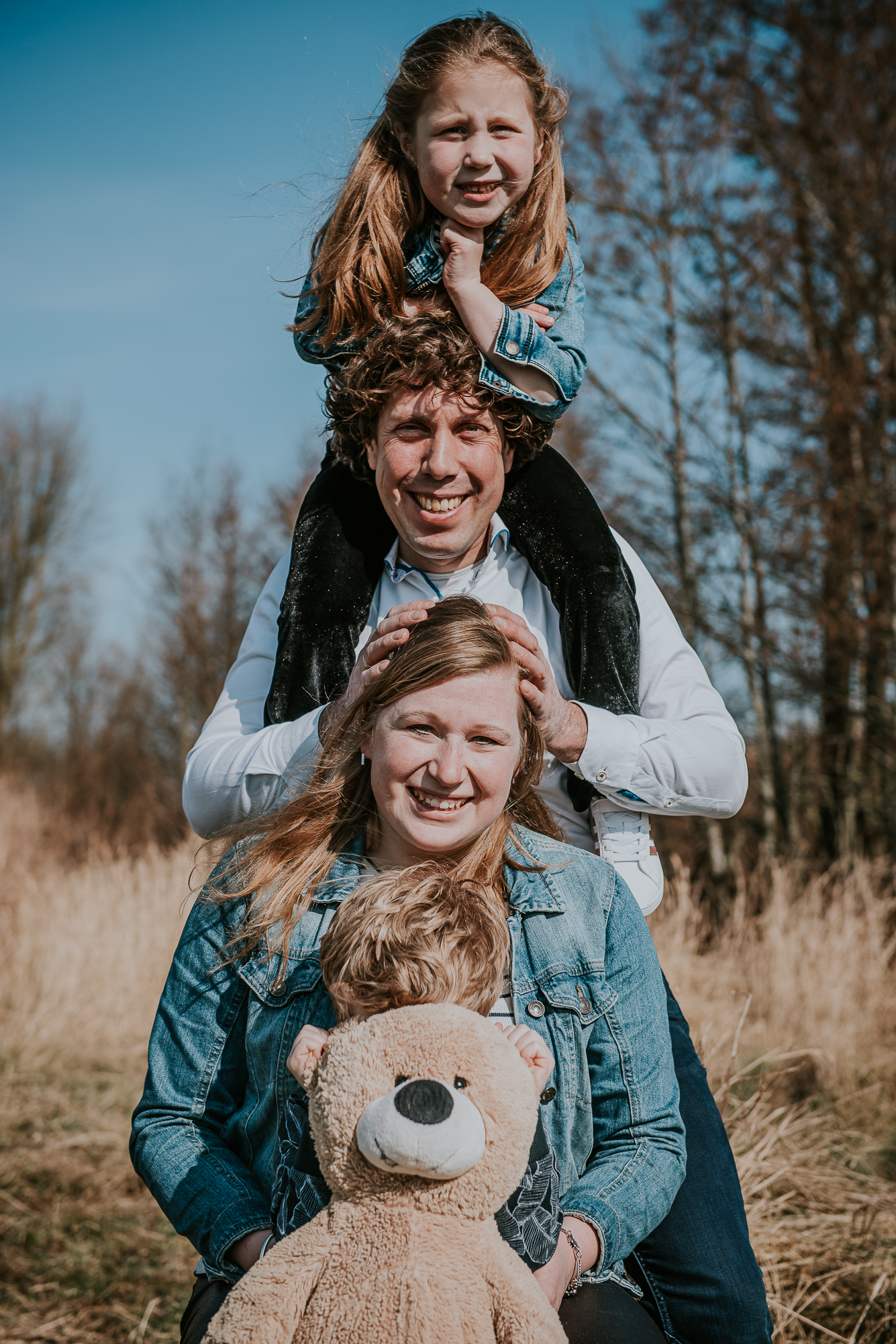 Stapelportret van gezin op een buitenlocatie door fotograaf Nickie Fotografie.