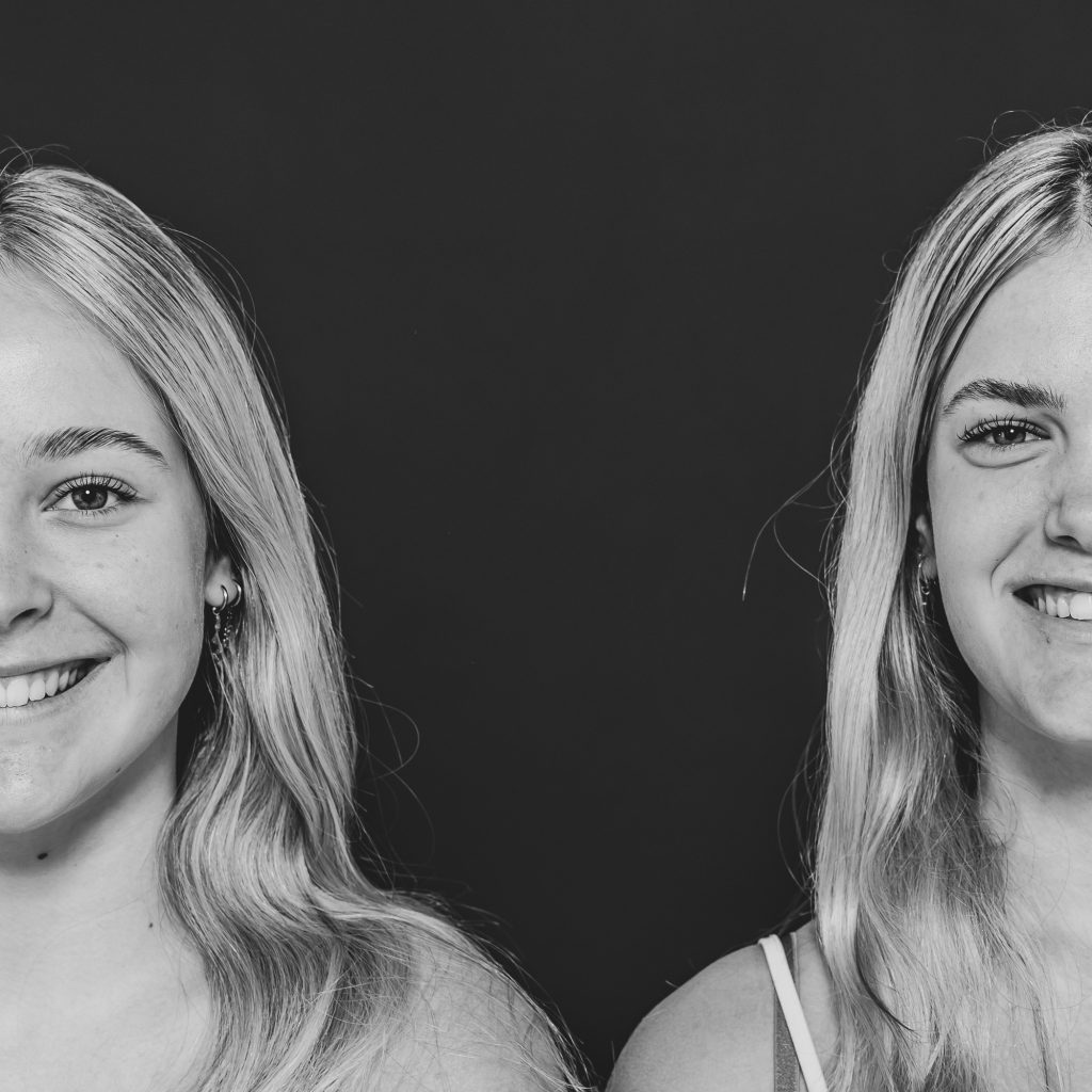 Zwart/wit dubbelportret van twee blonde zussen door fotograaf Nickie Fotografie uit Dokkum.
