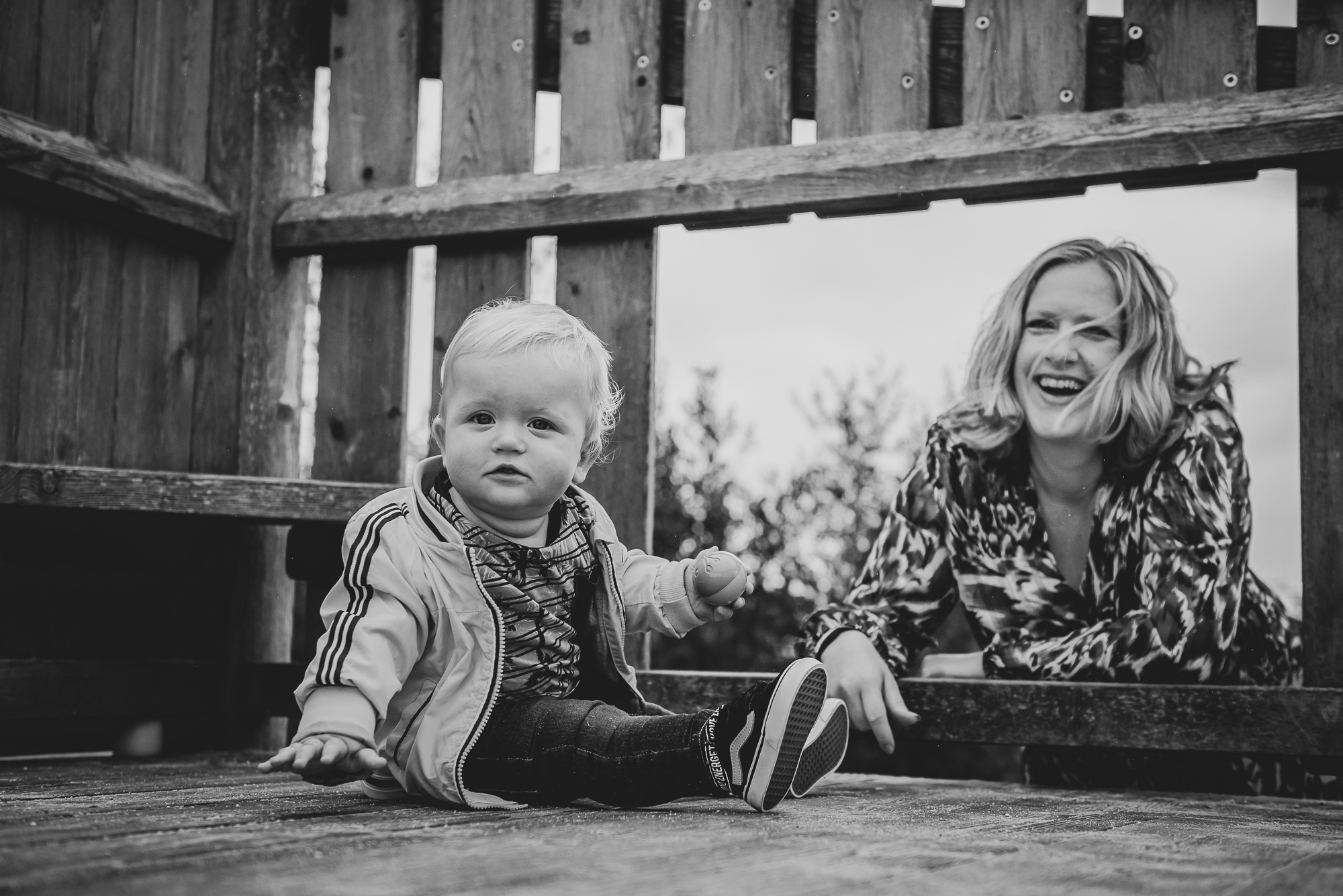 Lifestyle gezinsreportage, een dag in het leven van.. door fotograaf Nickie Fotografie uit Friesland. Peuter is in de speeltuin van De Booze wijf met zijn moeder.