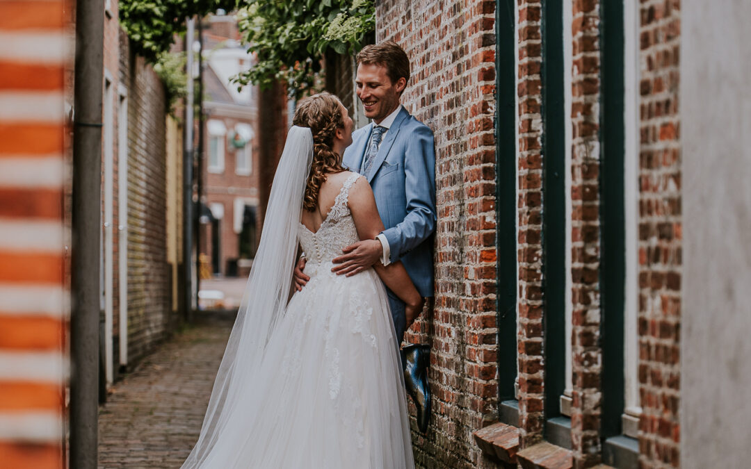 Bruidspaar in schattig steegje. Trouwfotografie door trouwfotograaf Nickie Fotografie uit Dokkum, Friesland.