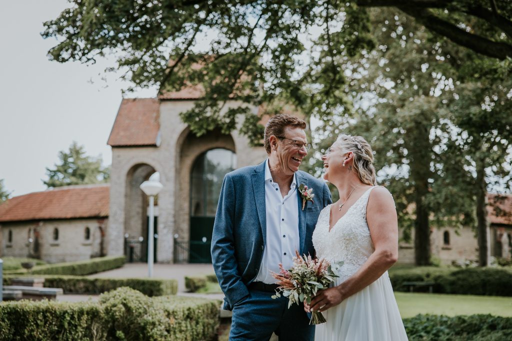 Trouwen bij de Bonifatiuskapel in Dokkum. Bruidsshoot door bruidsfotograaf Nickie Fotografie uit Dokkum, Friesland.