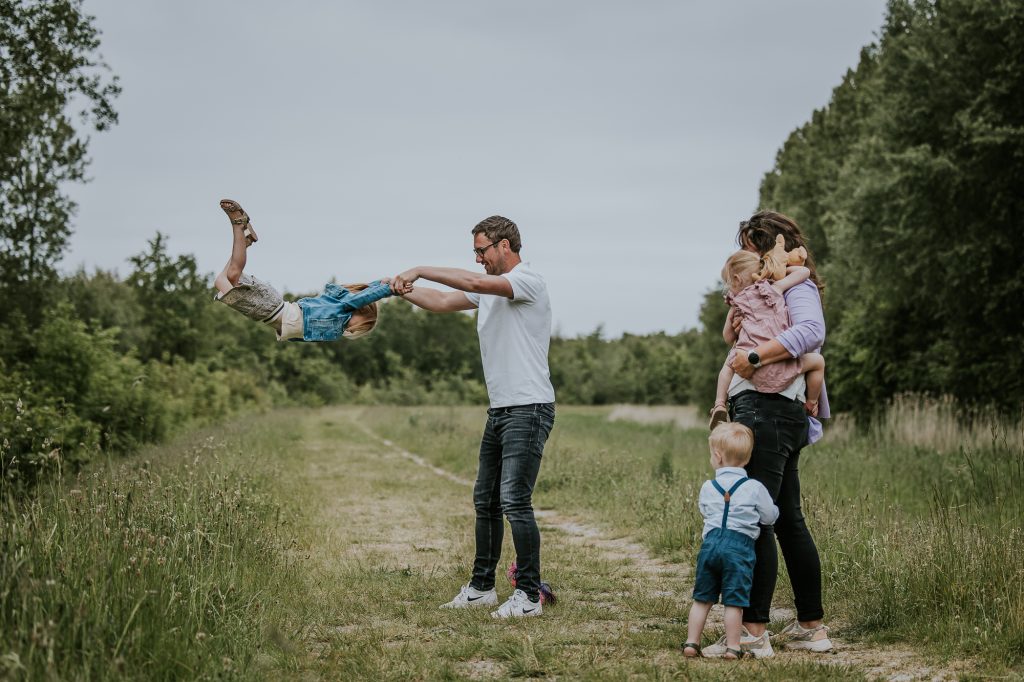 Speels gezinsportret nabij Lauwersoog door fotograaf Nickie Fotografie.