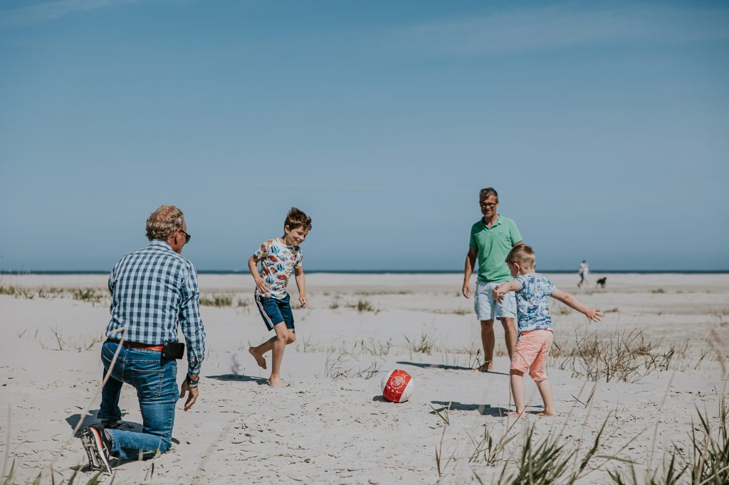 Voetballen op het strand van een Waddeneiland. Familie reportage door fotograaf Nickie Fotografie uit Dokkum, Friesland.