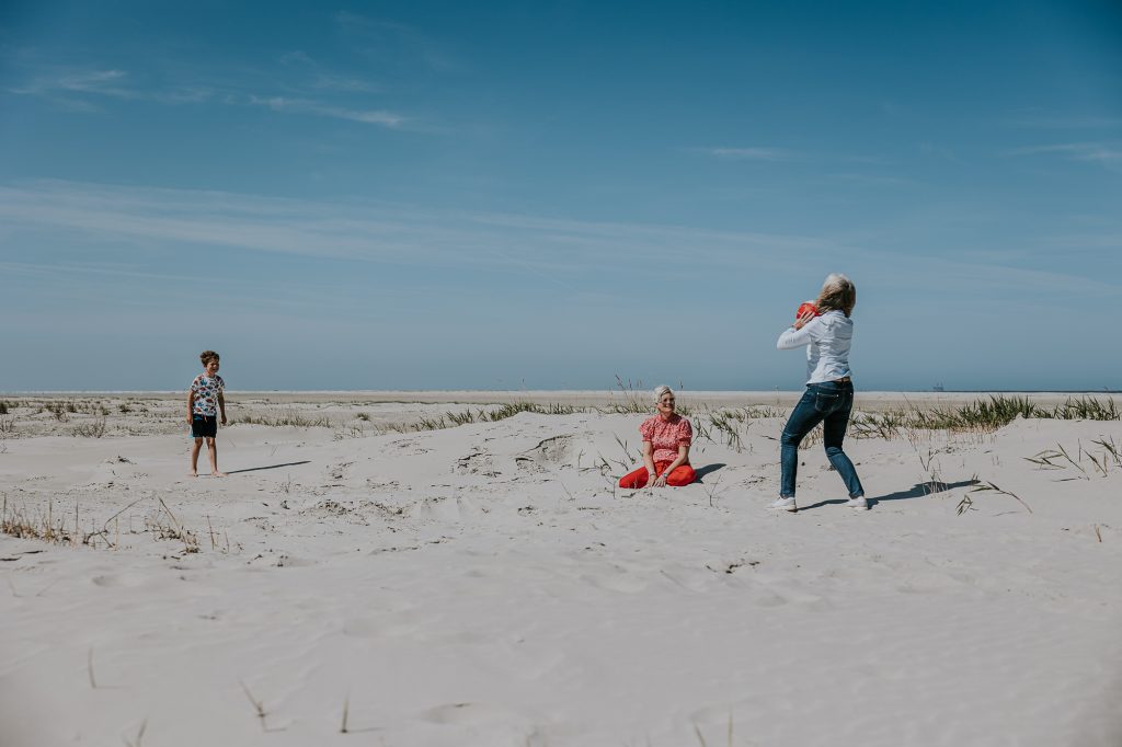 Oma aan het ballen op het strand met haar kleinzoon. Fotoreportage door fotograaf Nickie Fotografie uit Friesland.
