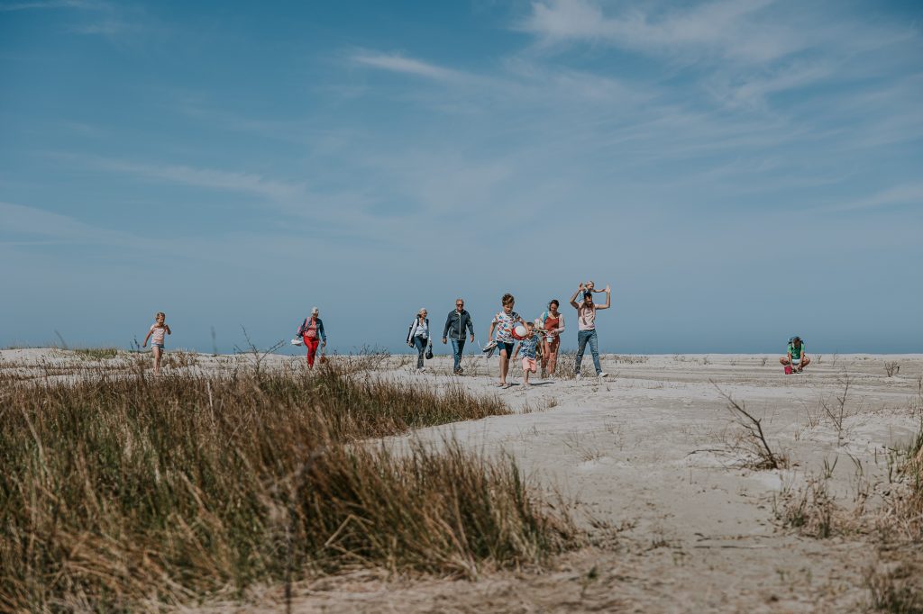 Familie reportage op het strand door fotograaf Nickie Fotografie uit Friesland.