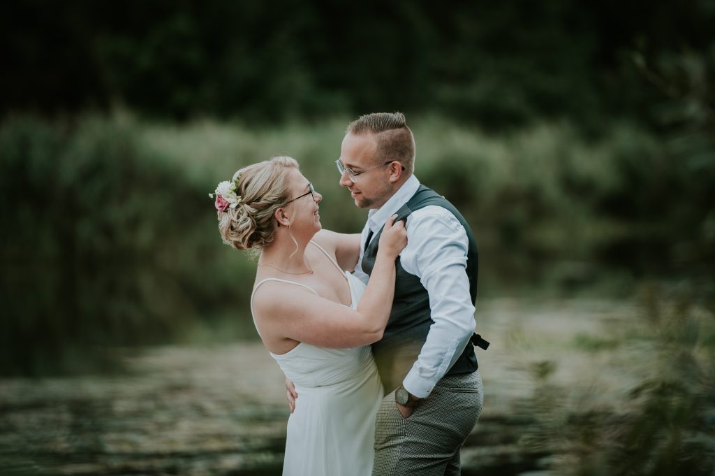 Romantisch momentje tijdens de bruidsreportage. Door fotograaf Nickie Fotografie uit Dokkum Friesland