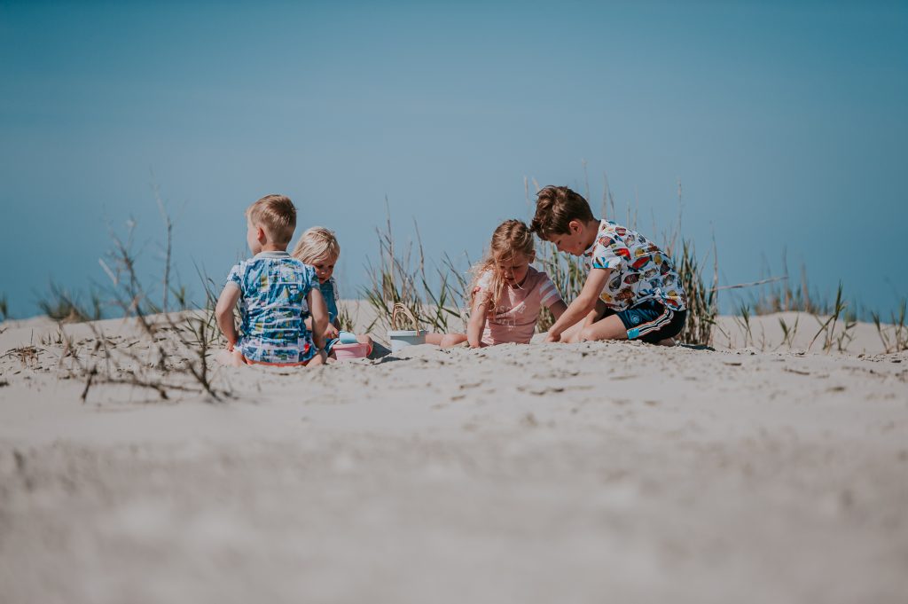 Spelende kinderen op het strand van Schiermonnikoog. Fotoreportage door fotograaf Nickie Fotografie uit Friesland.