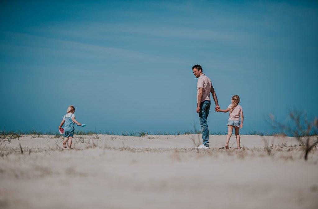 Ons gezin op het strand van Schiermonnikoog. Fotoshoot door fotograaf Nickie Fotografie uit Friesland.