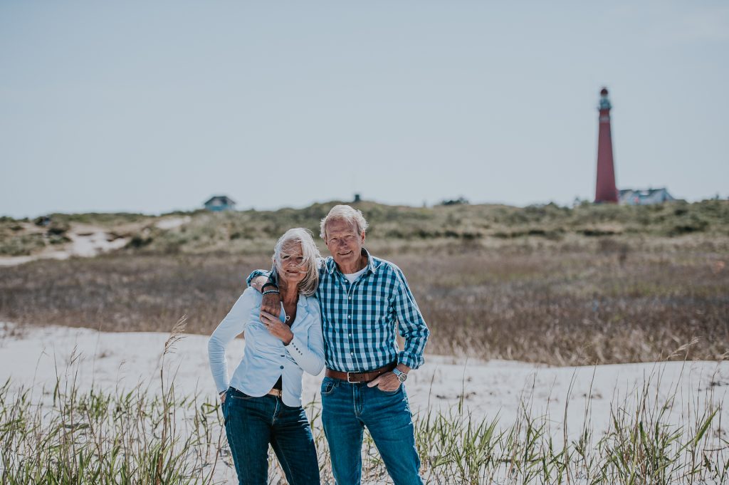 portret van opa en oma op het strand van het mooie Waddeneiland door fotograaf Nickie Fotografie uit Friesland.