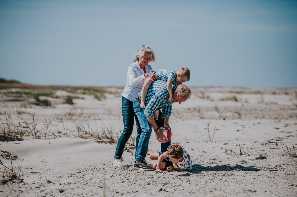 Fotograaf Schiermonnikoog, Nickie Fotografie, maakt familie fotoreportage op het strand.