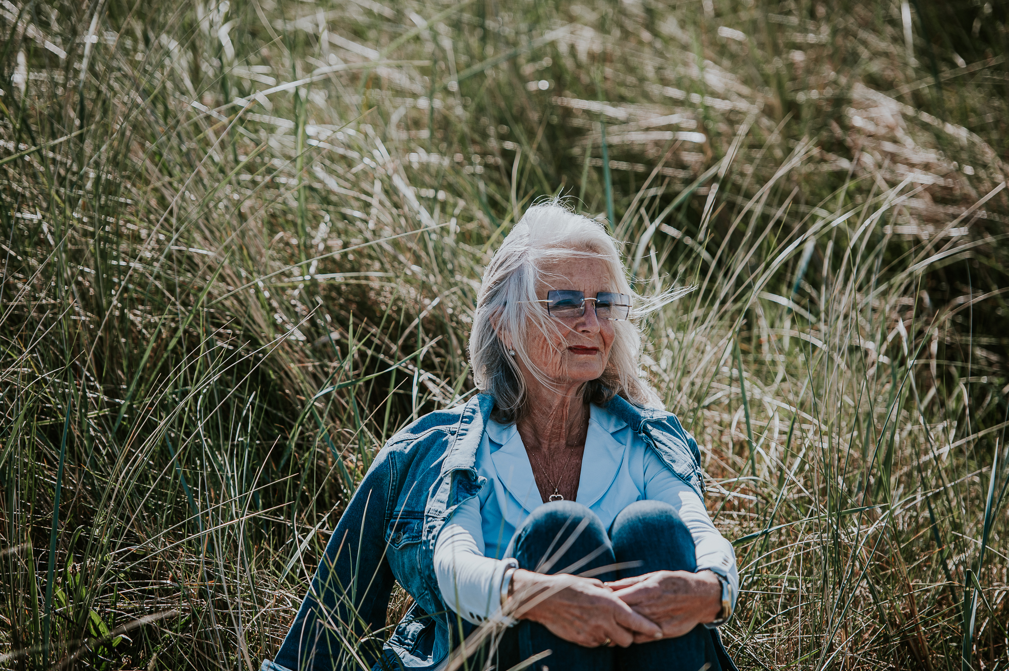 Portret van oma in de duinen door fotograaf Nickie Fotografie uit Friesland.