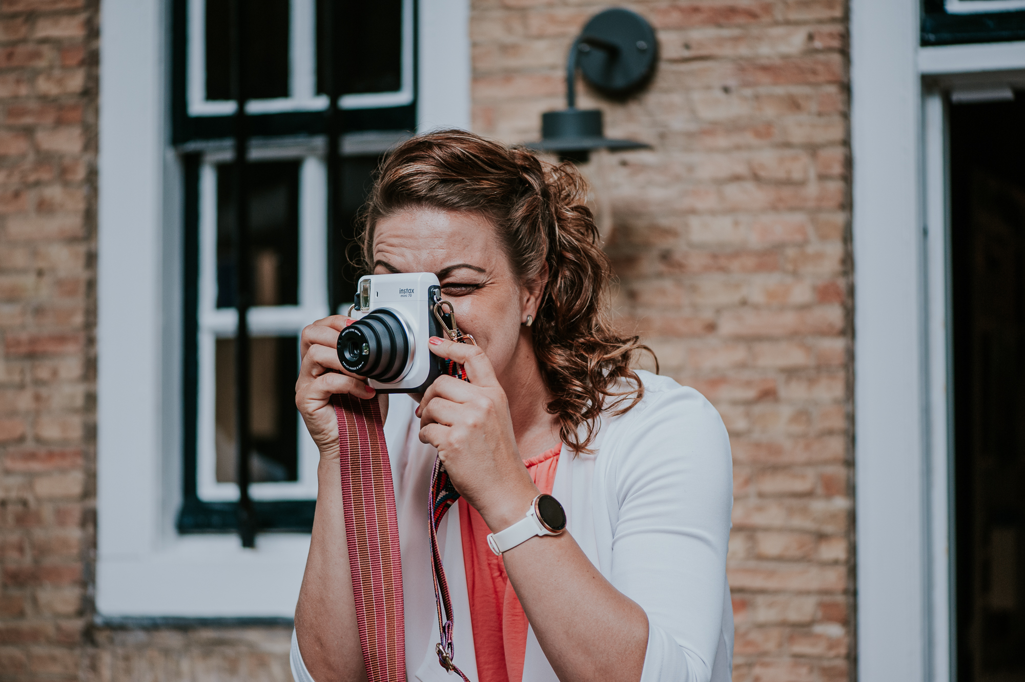 Foto's maken van de daggasten met een polaroid camera tijdens de huwelijksborrel. Trouwreportage door trouwfotograaf Nickie Fotografie uit Dokkum, Friesland.