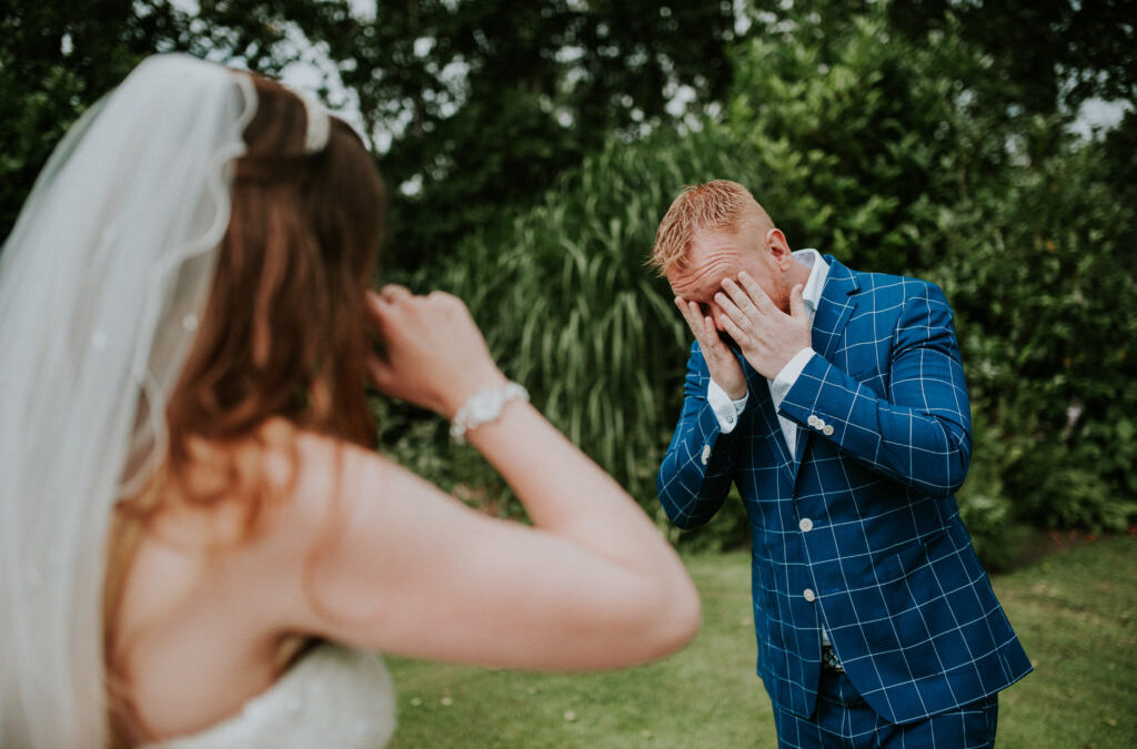 Emotionele first look/eerste blik tussen bruid en bruidegom. Trouwreportage door bruidsfotograaf Nickie Fotografie.