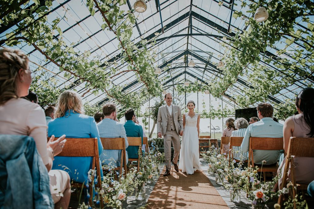 Bruid en bruidegom gaan trouwen in de kas bij It Flinkeboskje in hemelum, Friesland. Trouwfotografie door trouwfotograaf Nickie Fotografie uit Dokkum