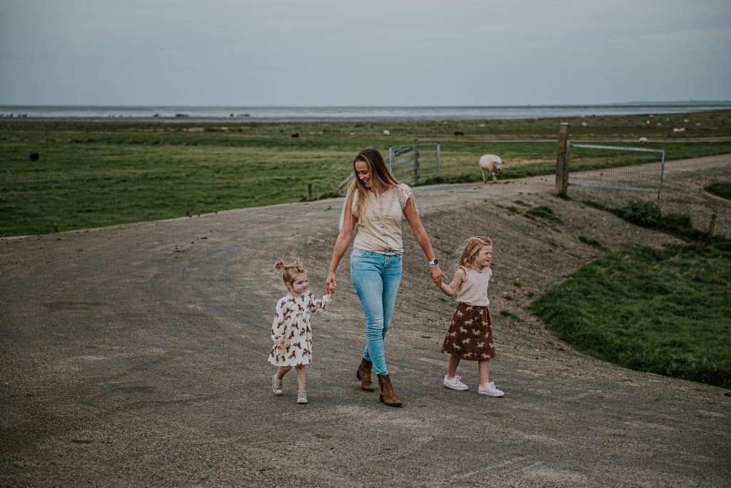 Portret van moeder en dochters in kweldergebied bij de Waddenzee door portretfotograaf Nickie Fotografie uit Dokkum, Friesland.