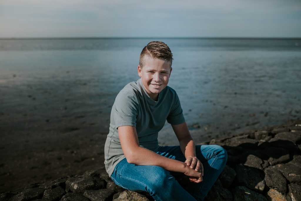 Tienerportret bij de Waddenzee met eb door portretfotograaf Nickie Fotografie uit Dokkum, Friesland