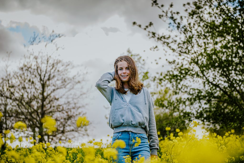 Portret in gele bloemenveld in Overijssel door fotograaf Nickie Fotografie uit Dokkum, Friesland