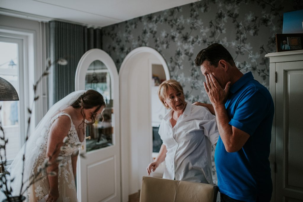 Vader van de bruid laat een traantje. Trouwreportage door trouwfotograf Nickie Fotografie uit Dokkum, Friesland.