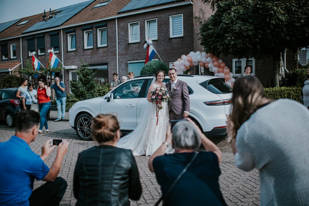 Iedereen maakt foto's van het bruidspaar. Trouwreportage door trouwfotograaf Nickie Fotografie uit Dokkum, Friesland.