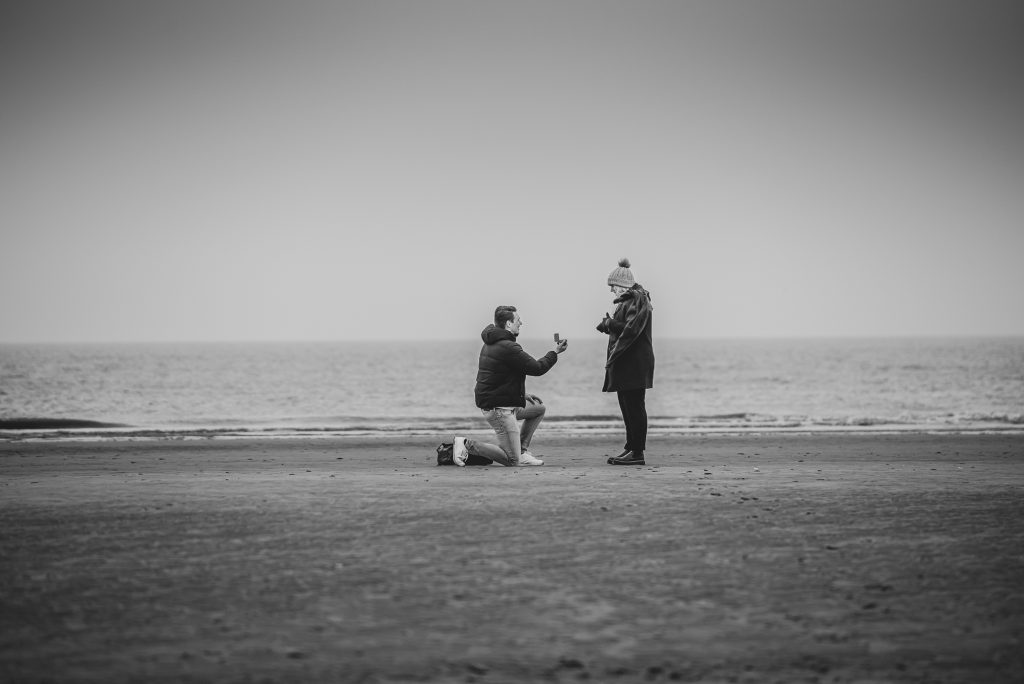 Fotoshoot huwelijksaanzoek op Ameland door fotograaf Nickie Fotografie uit Friesland.