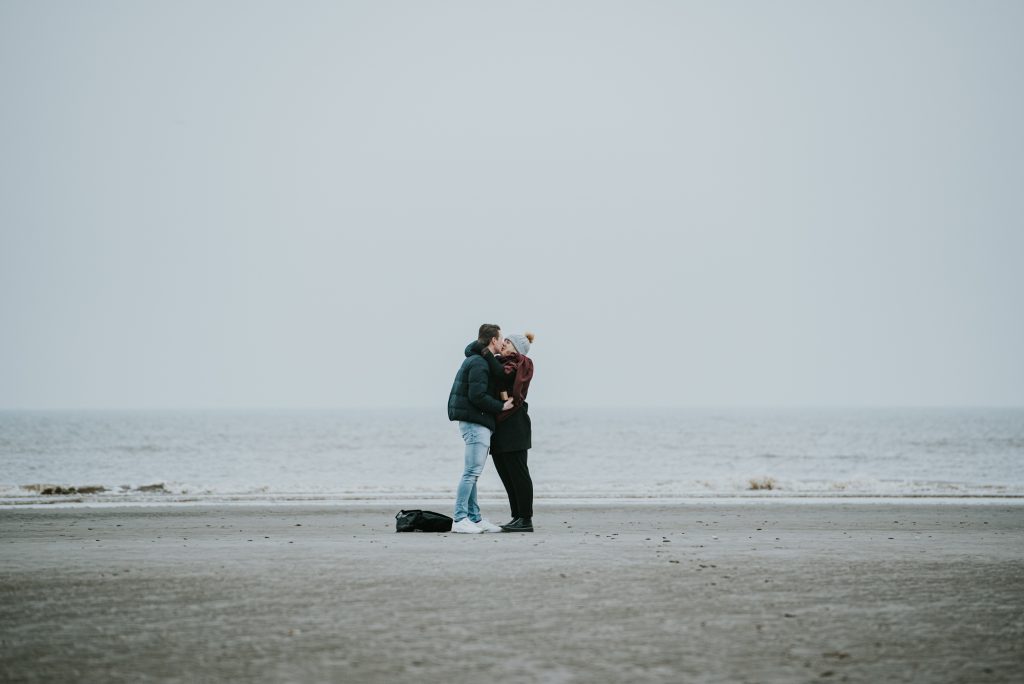 Ze zei ja! Fotoshoot huwelijksaanzoek op Ameland door fotograaf NIckie Fotografie uit Dokkum.