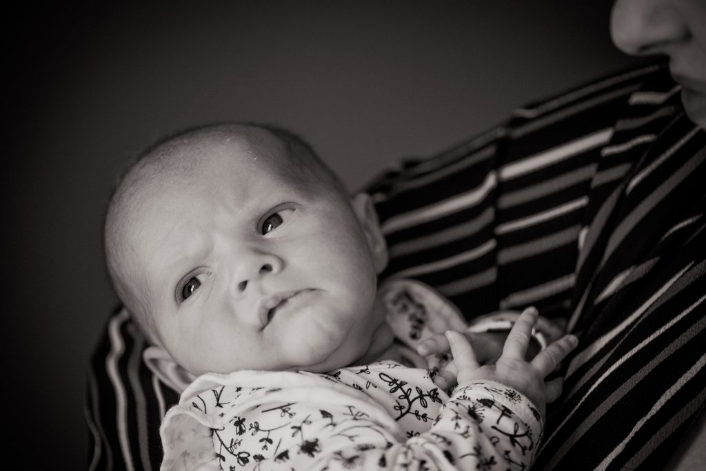 Zwart-wit newbornshoot door fotograaf NIckie Fotografie uit Friesland.