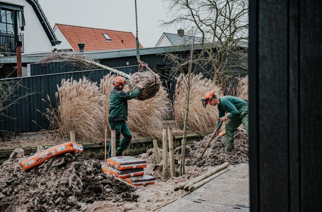 Bedrijfsfotografie Friesland, Prins Groenbeheer, door bedrijfsfotograaf Nickie Fotografie uit Dokkum. Bedrijfsreportage voor Prins Groenbeheer. De Mannen planten boompjes.