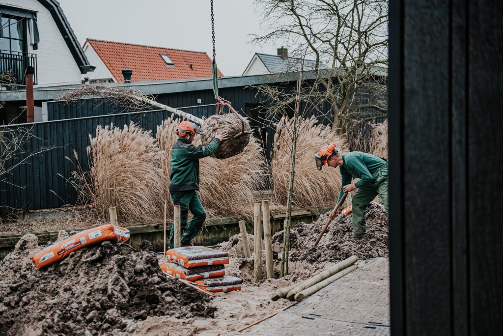 Bedrijfsfotografie Friesland, Prins Groenbeheer, door bedrijfsfotograaf Nickie Fotografie uit Dokkum. Bedrijfsreportage voor Prins Groenbeheer. De Mannen planten boompjes.
