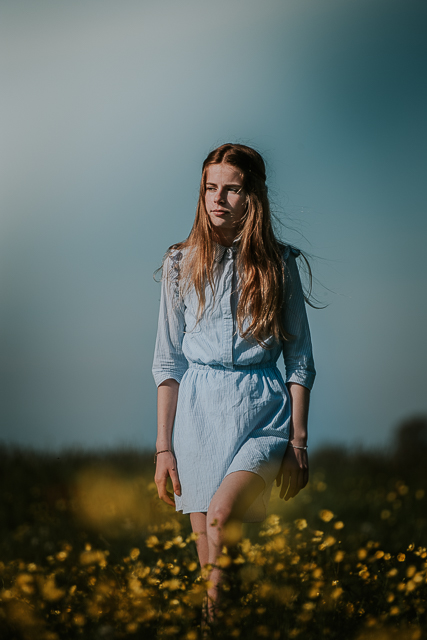 Portret van tienermeisje in geel bloemenveld door Nickie Fotografie